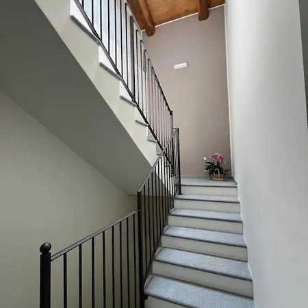 Cascina Luscai - La Mansarda アパート ノヴェッロ